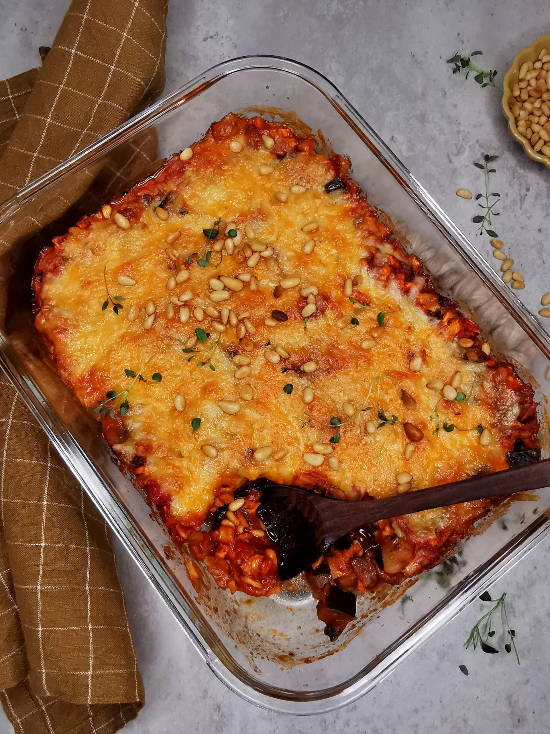 Lavkarbo vegetargrateng med ristede pinjekjerner