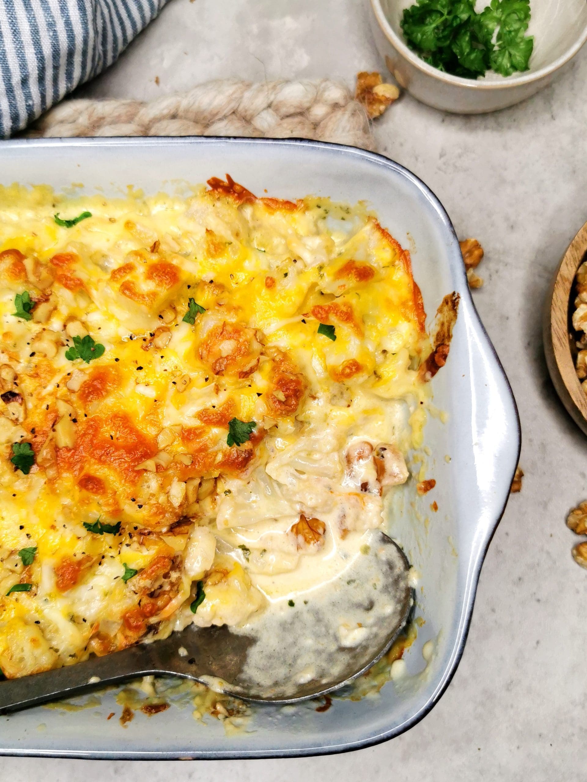 Lavkarbo ostegratinert blomkål med valnøtter (vegetar)