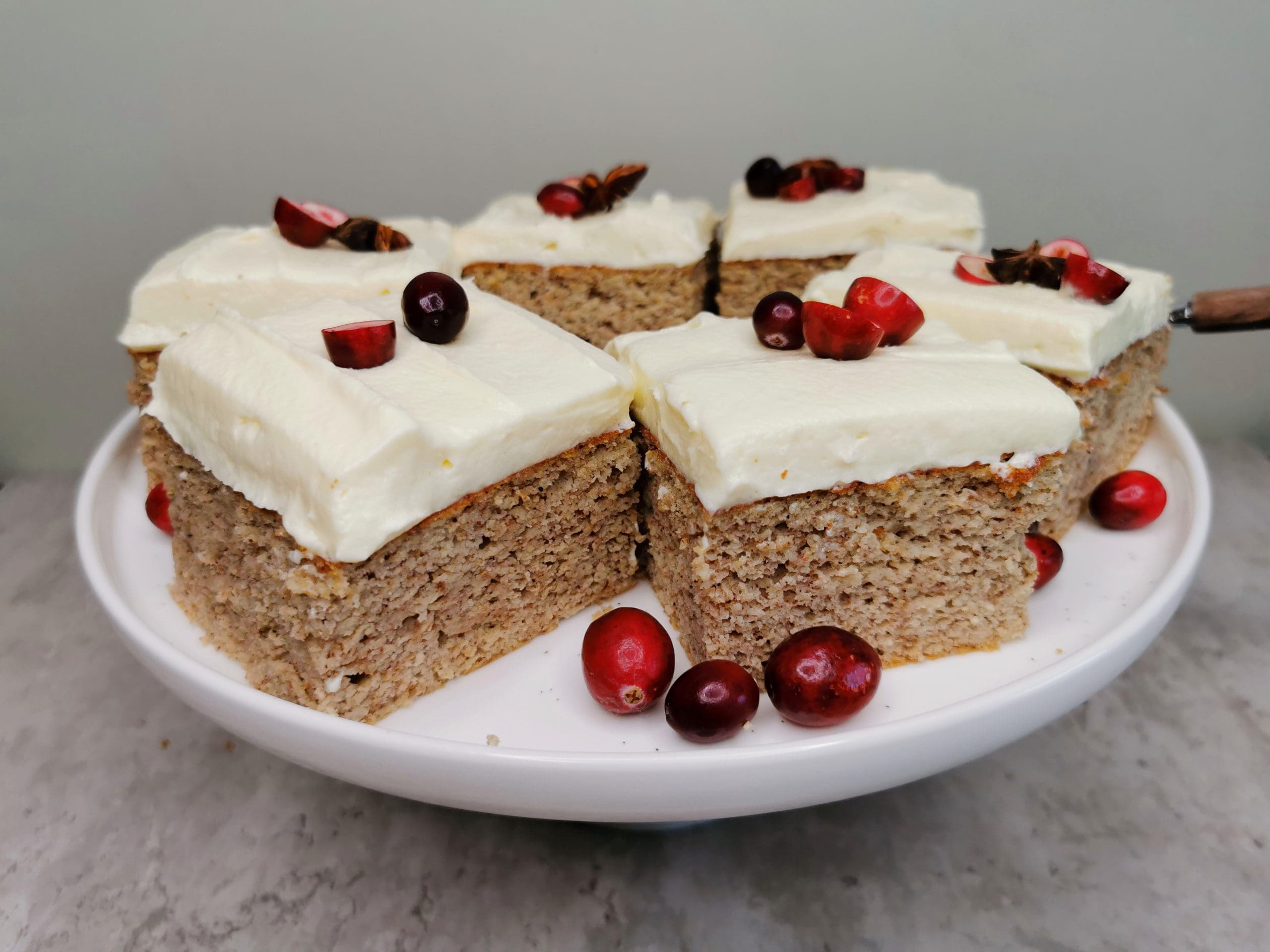 Lavkarbo myk pepperkake med hvit sjokoladeglasur