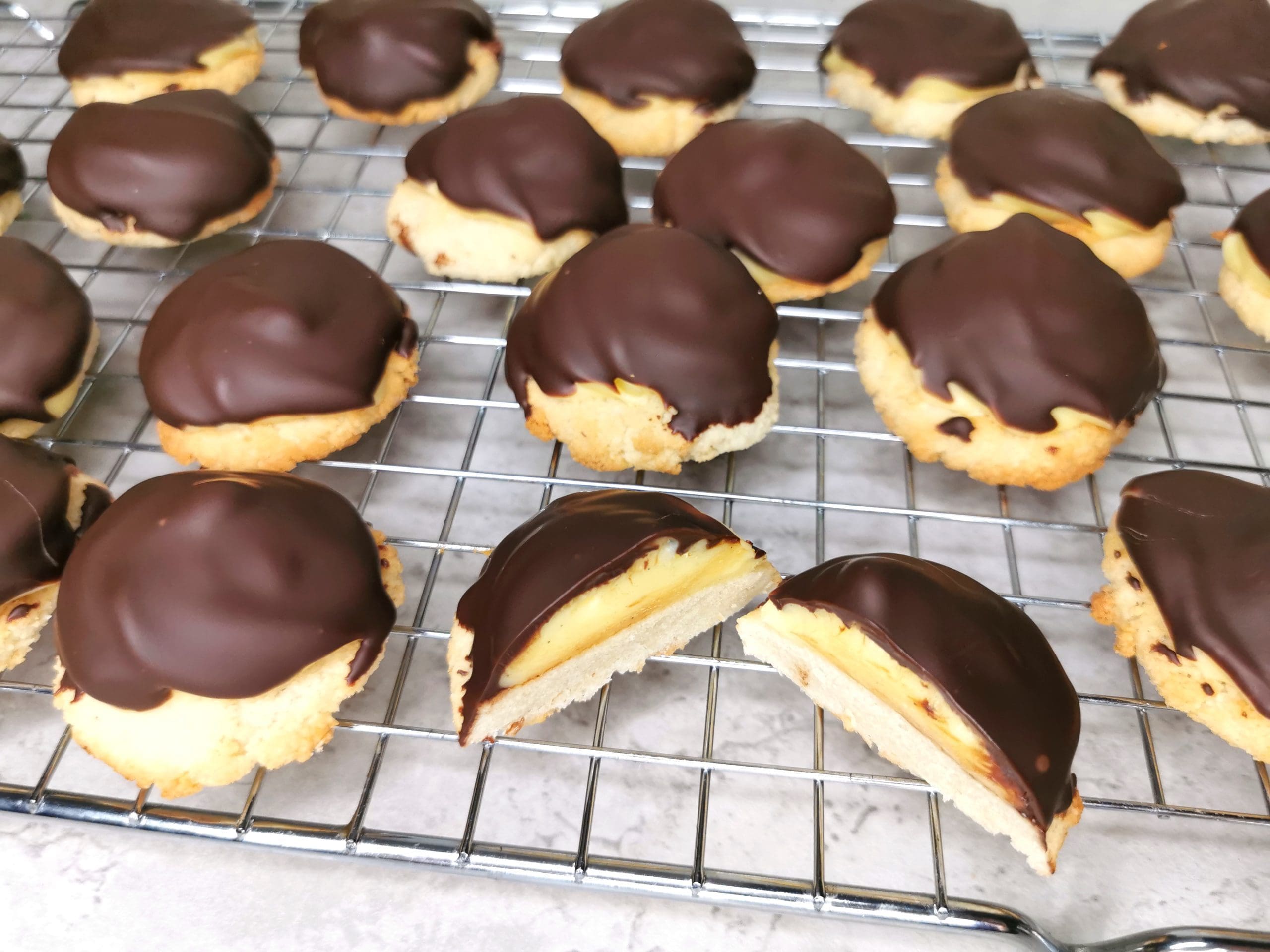 Lavkarbo Sarah Bernhardt med gul krem - småkaker