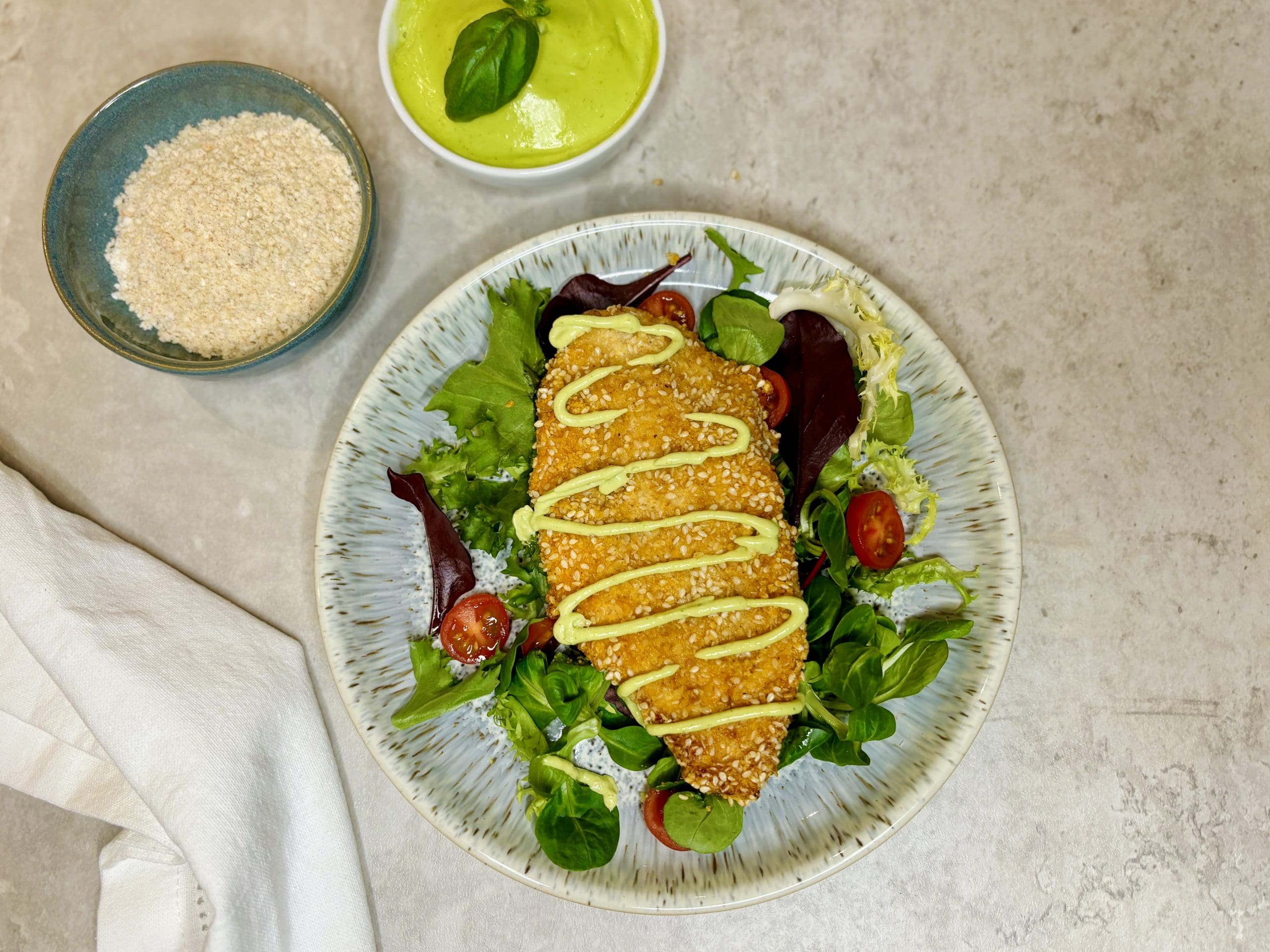 Lavkarbo kyllingschnitzel med salat og basilikumaioli