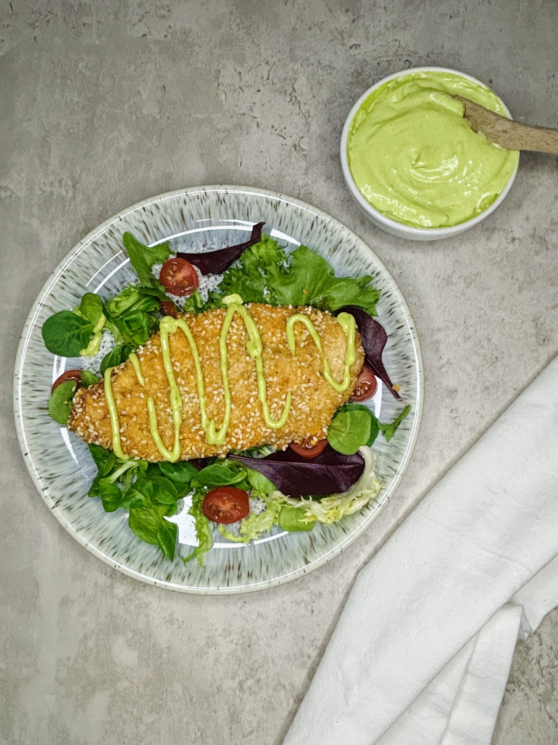 Lavkarbo kyllingschnitzel med salat og basilikumaioli