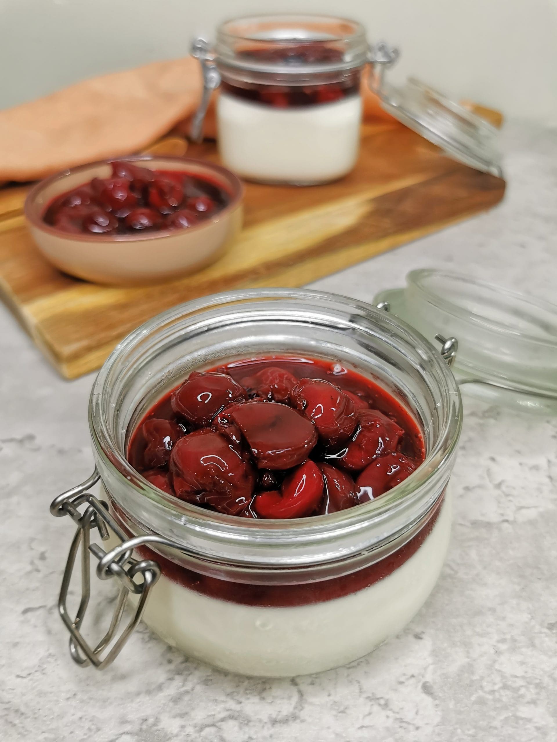 Lavkarbo panna cotta med kirsebær