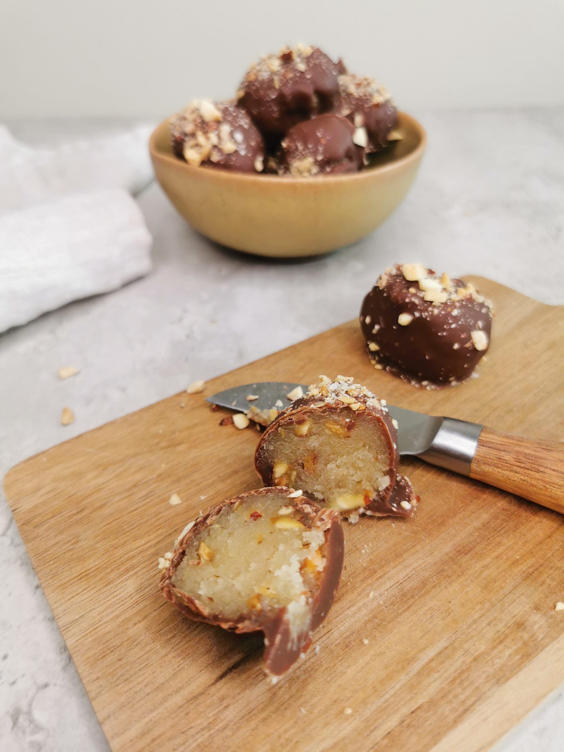 Lavkarbo marsipanegg med knasende mandler