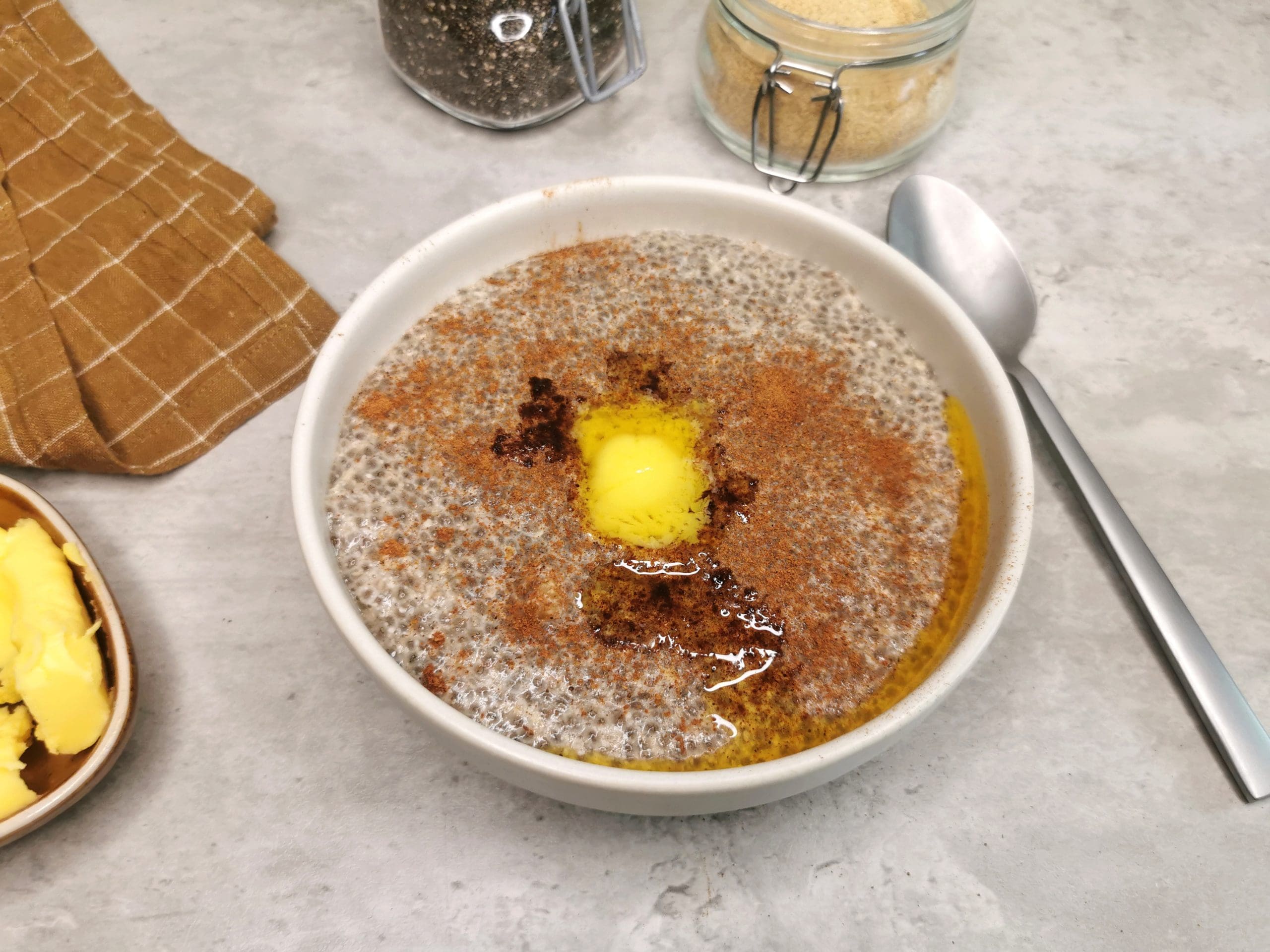 Lavkarbo nøttegrøt med chiafrø