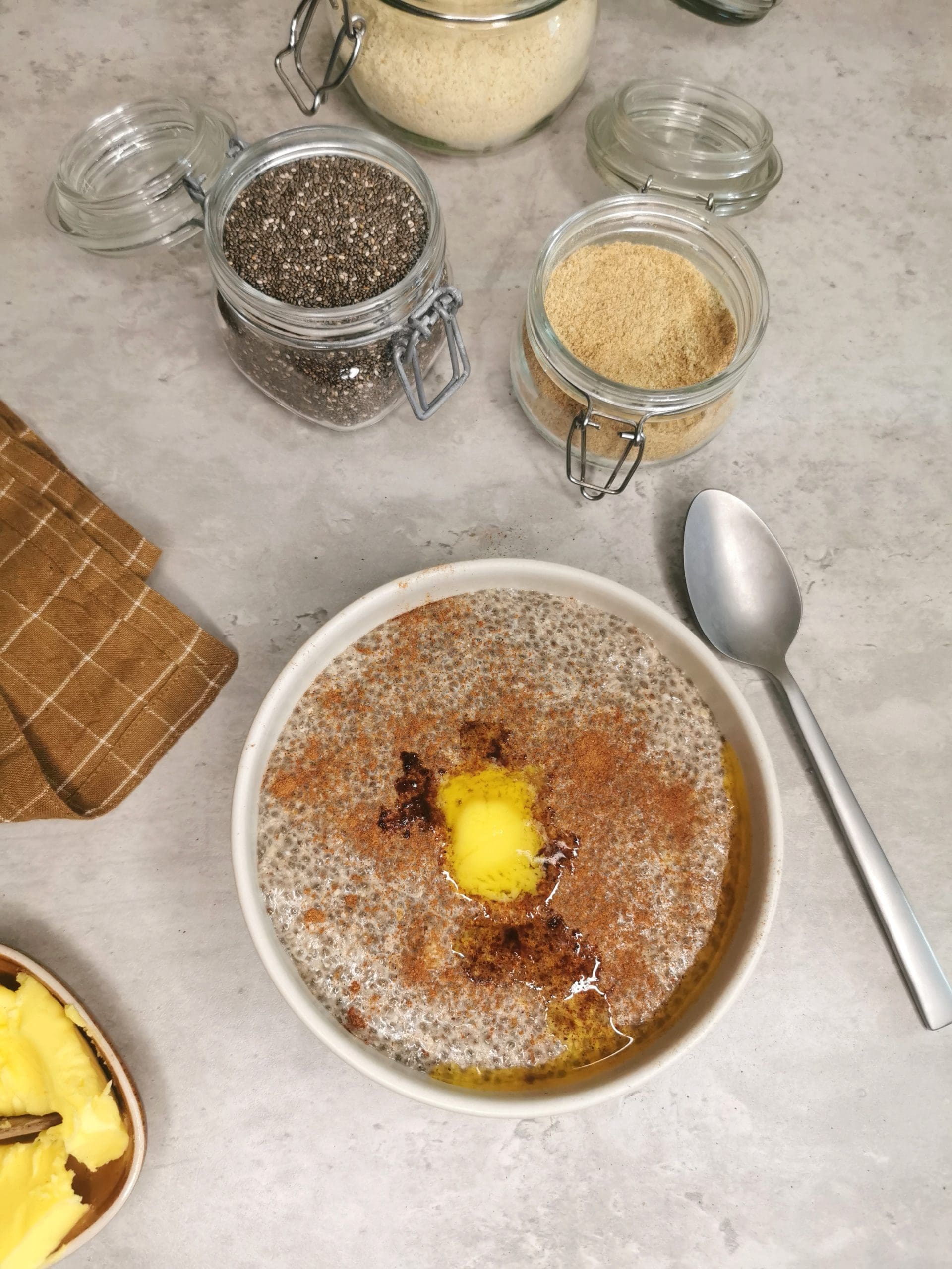 Lavkarbo nøttegrøt med chiafrø