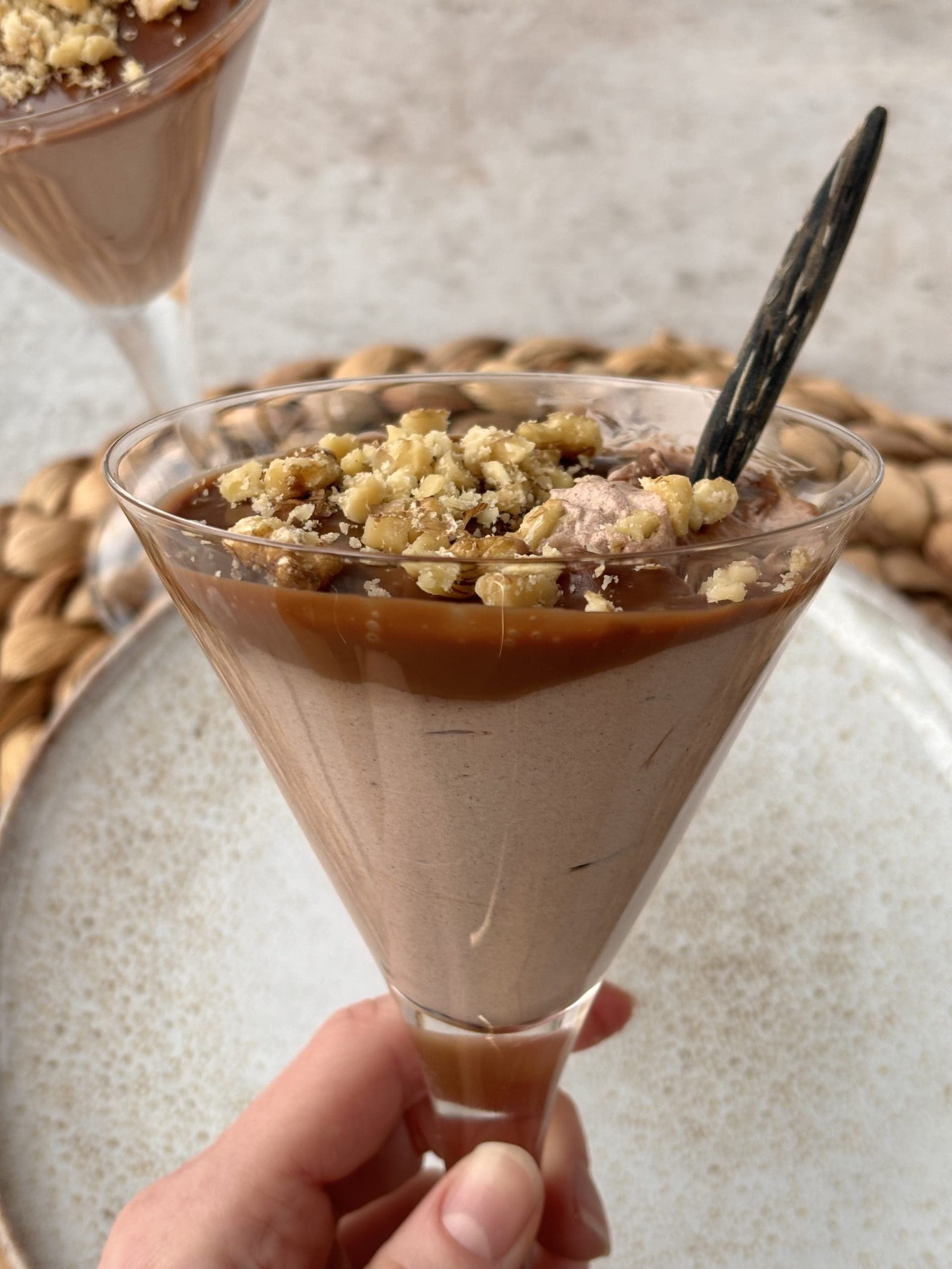 Lavkarbo sjokolademousse med valnøtter