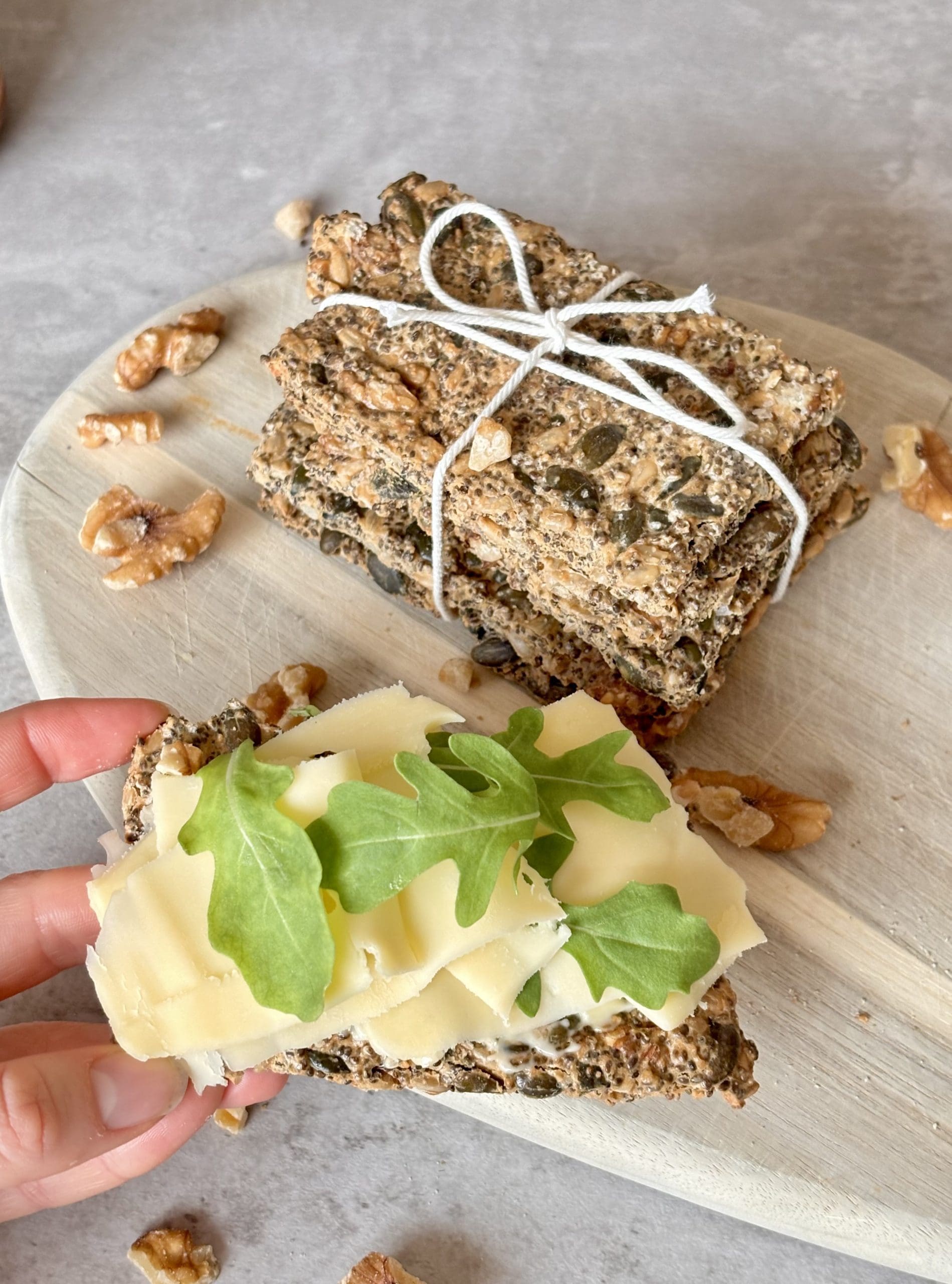 Lavkarbo knekkebrød med mandelsmør. Foto, Marie Gundersen.