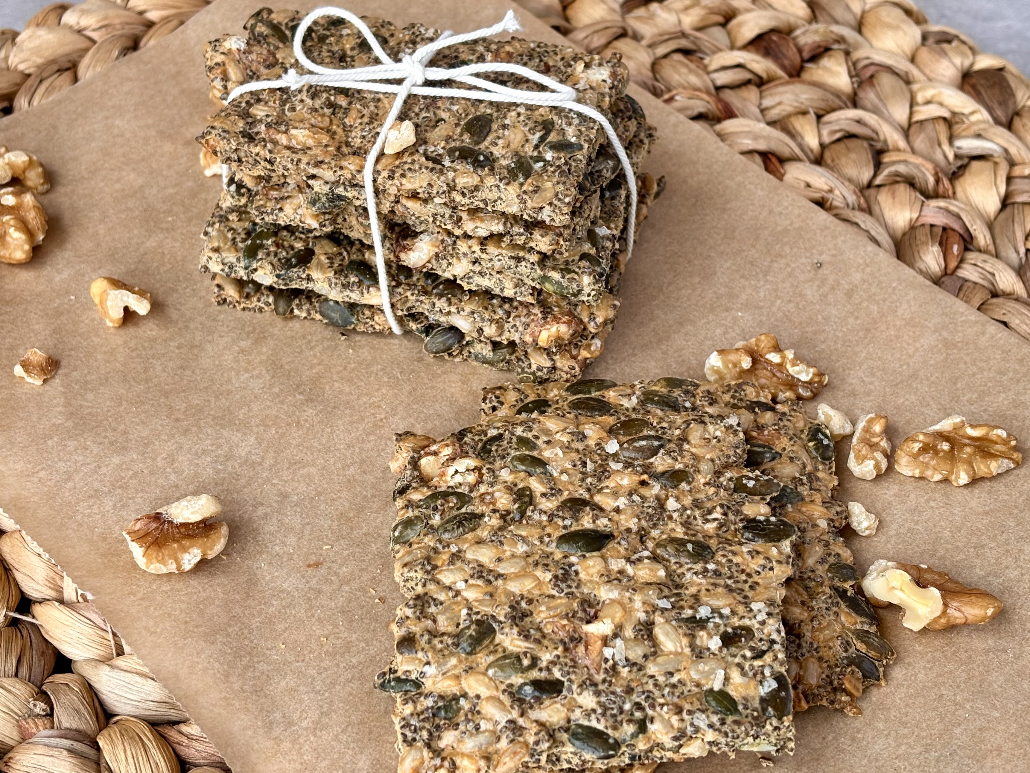 Lavkarbo knekkebrød med mandelsmør. Foto, Marie Gundersen.