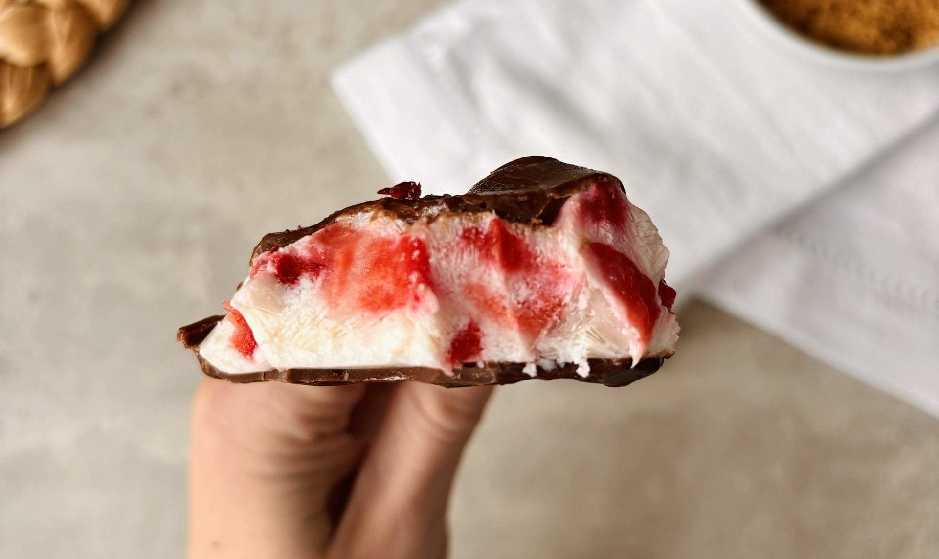 Lavkarbo yoghurtis med jordbær. Foto, Marie Gundersen.