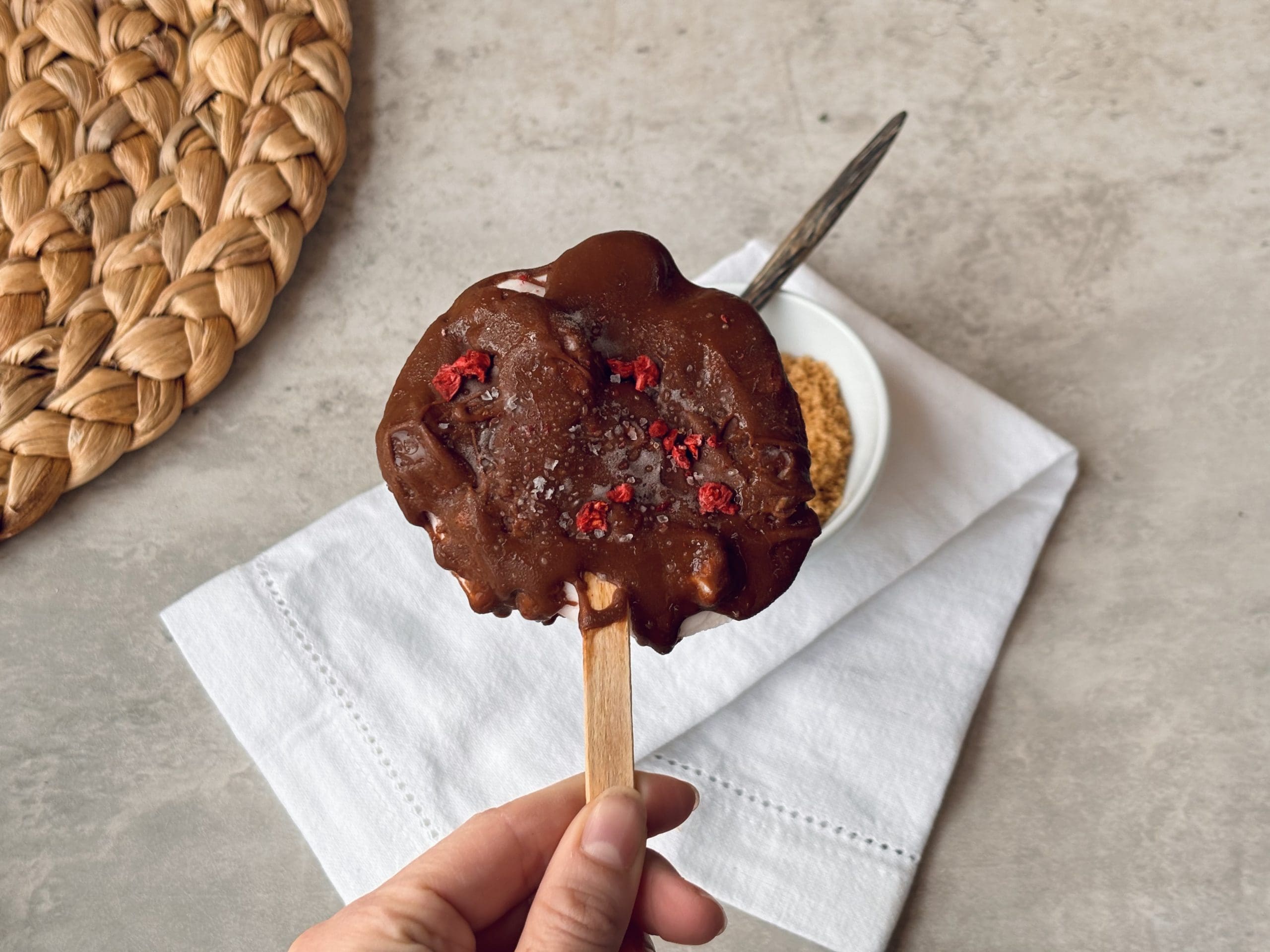 Lavkarbo yoghurtis med jordbær. Foto, Marie Gundersen.